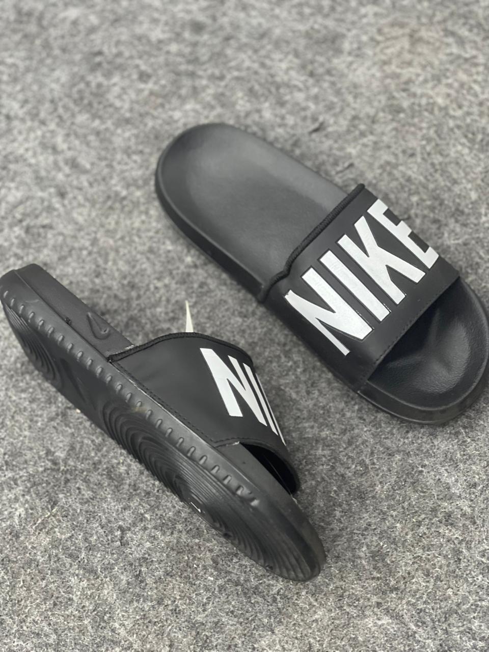 Nike Black & White Comfort Slides – Classic Everyday Style