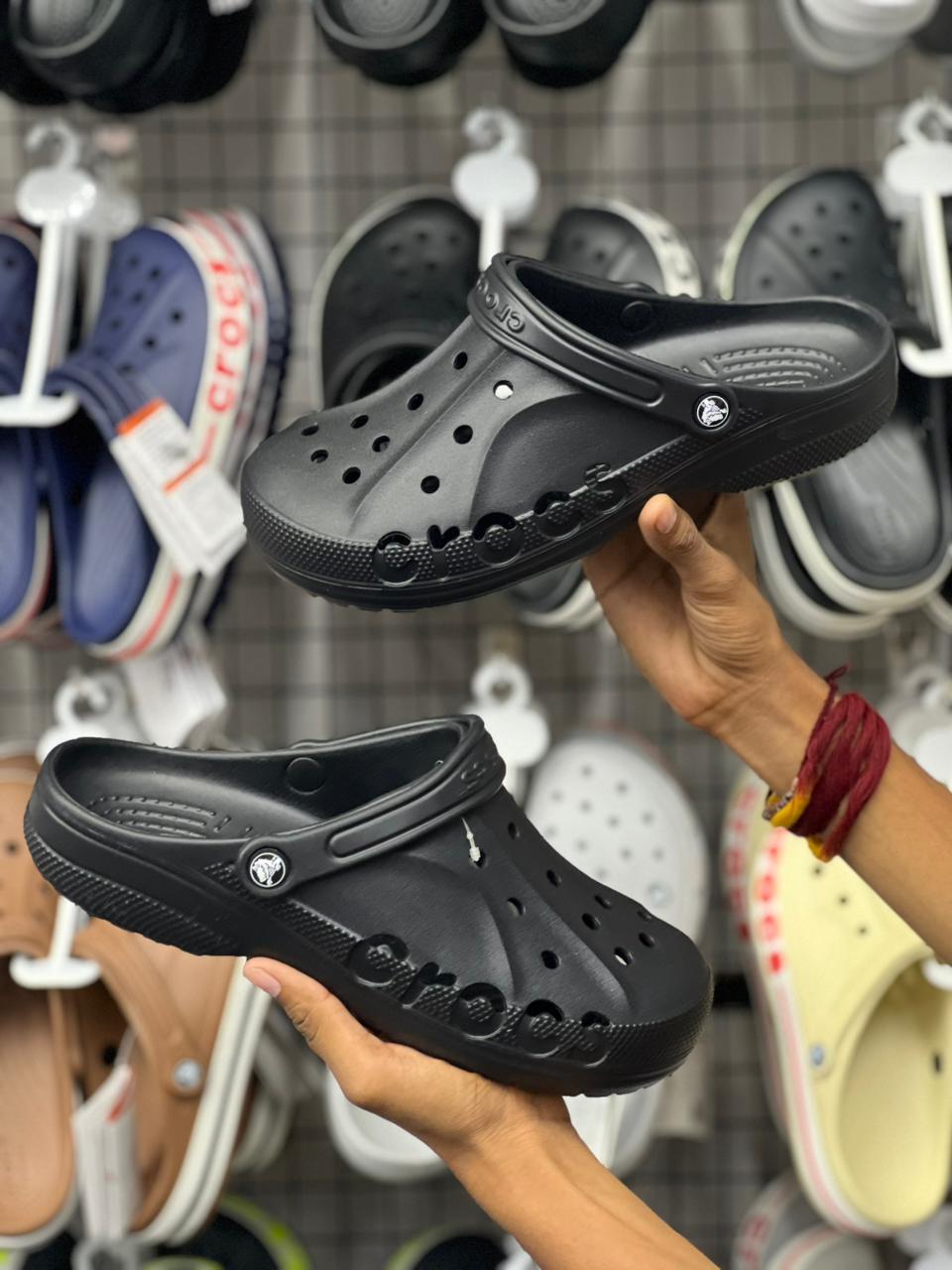 Black Classic Comfort Crocs Clogs 🖤