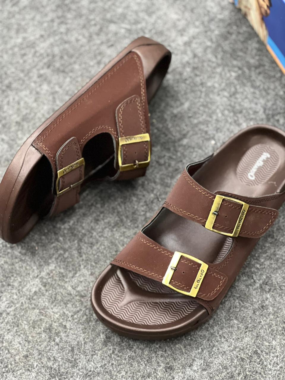 Walkaroo Men’s Classic Buckle Comfort Sandals – Earthy Brown